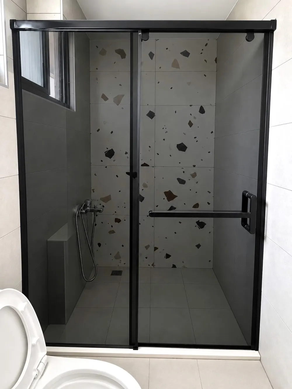 牆角的 L 型玻璃淋浴拉門